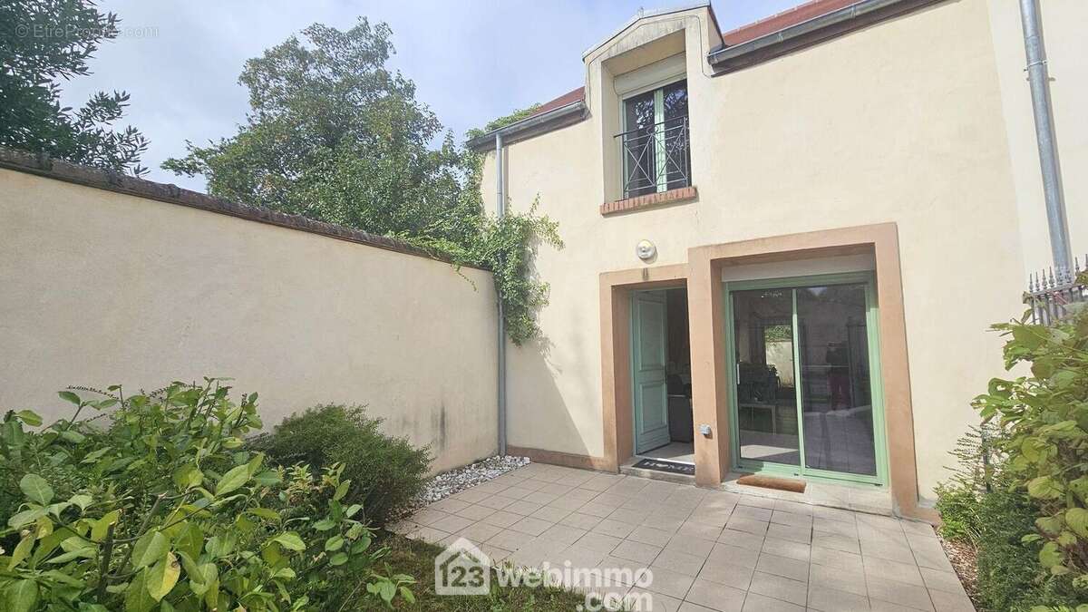Venez découvrir cette belle maison de 65 m² avec un jardin de 60 m². - Maison à FONTAINEBLEAU