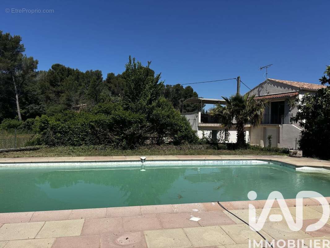Maison 233 m² à Miramas  - photo 4