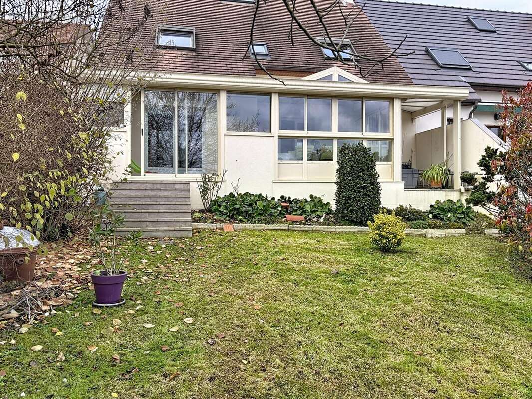 Façade côté jardin. - Maison à SACLAY