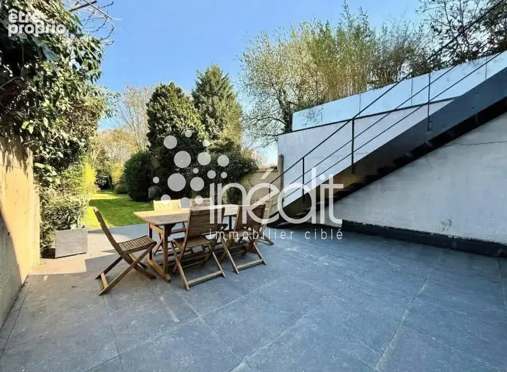 Superbe maison rénovée avec 4 chambres, bureau, garage et jardin proche de la citadelle - photo 1