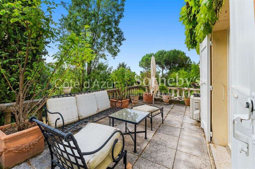 Villa florentine de plain-pied avec maison d’invités et piscine à Grasse Saint-François - photo 16