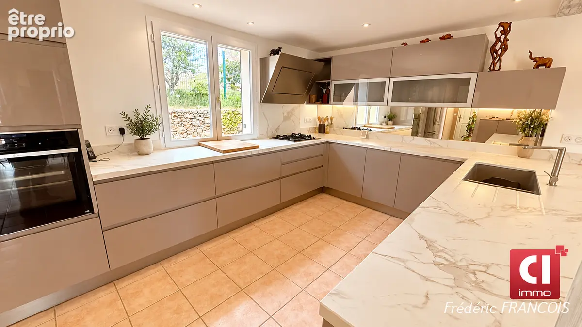 Villa 6 pièces - 169,59 m² - piscine - dépendance - terrain de 1 650 m²  - vue dégagée - photo 8