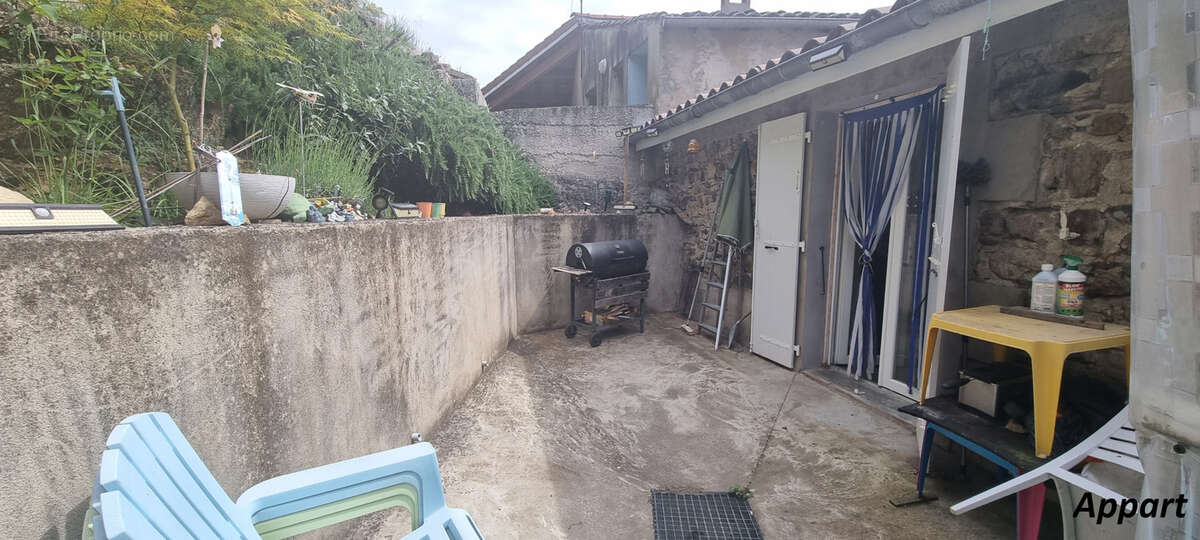 Appartement à SAINT-JEAN-DE-MUZOLS