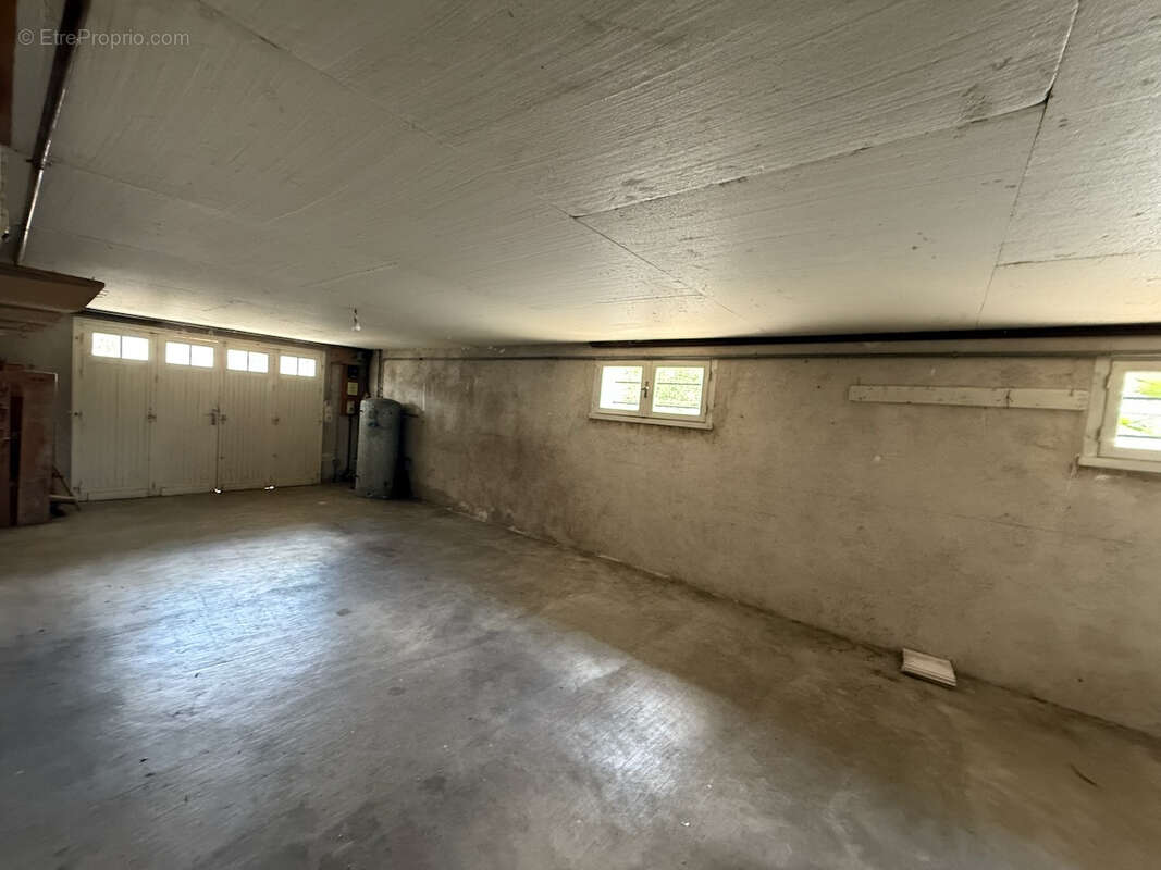 Maison des années 70 à Villeneuve-sur-Lot Rive droite Située dans un quartier prisé à deux pas du centre-ville, cette maison des - photo 6