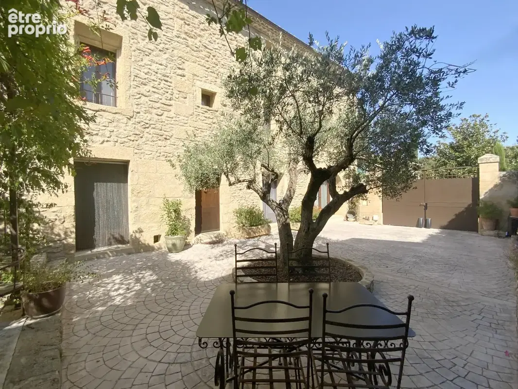 Maison de charme en pierre  en plein coeur de village. - photo 3