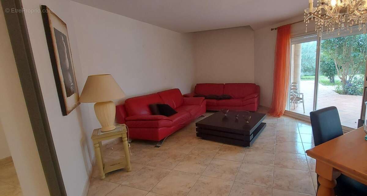 GARD. 30. GENERAC. Belle maison de 184 m2 de plain-pied sur terrain arboré de 1264 m² avec piscine - photo 4