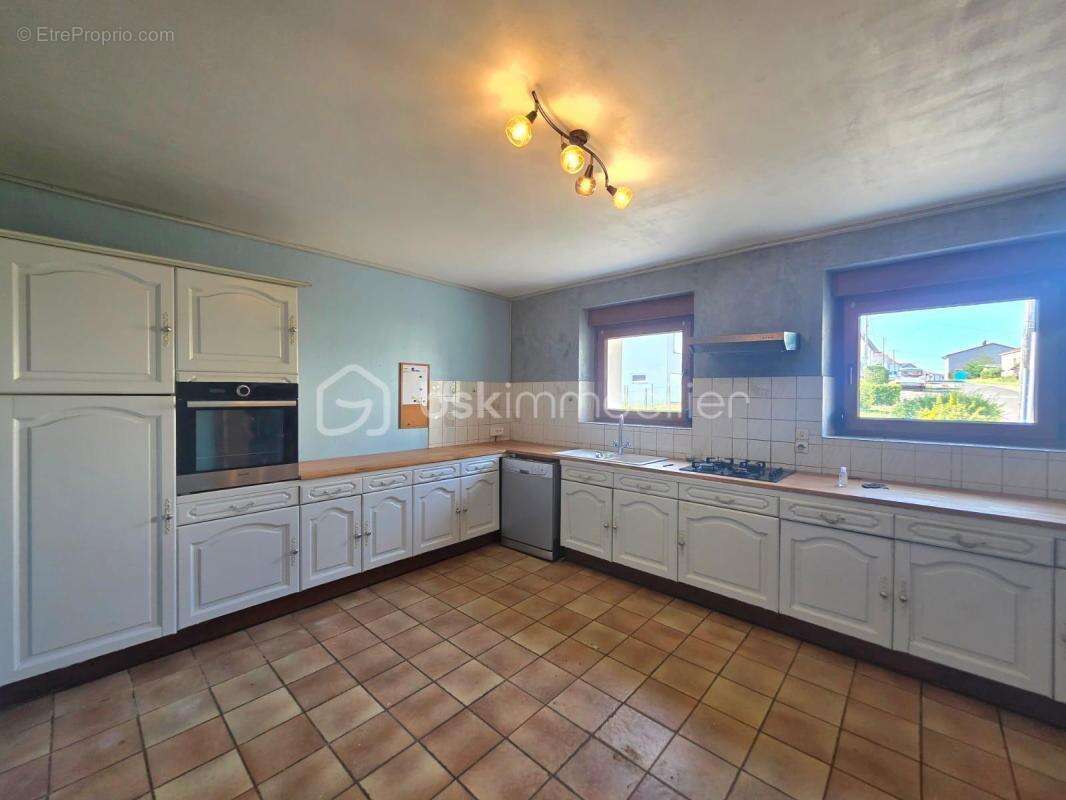 Maison individuelle de 181 m² avec fort potentiel d'aménagement - photo 5