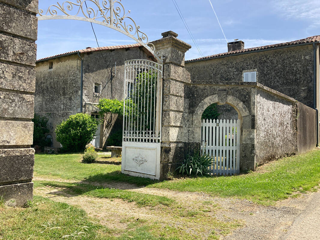 Maison à SAINT-HILAIRE-DES-LOGES