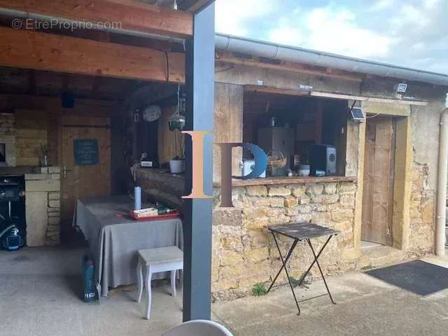 Maison à POUILLY-SOUS-CHARLIEU