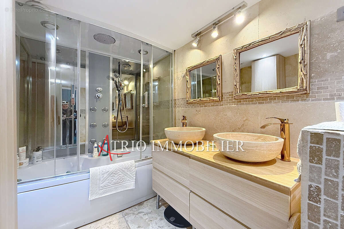 Appartement à SAINT-LAURENT-DU-VAR