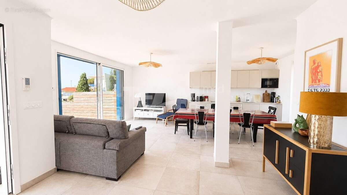 SÈTE  Maison rénovée avec vue panoramique sur la mer, terrasse de 60 m² et terrain de 890 m² - photo 3