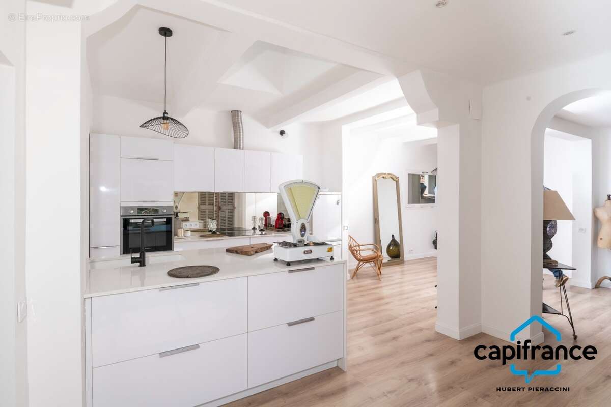 83 Ollioules La Courtine, Maison entierement rénovée avec goût, de 123 m2 (avec un studio) sur 386 m2 stationnement facile - photo 4