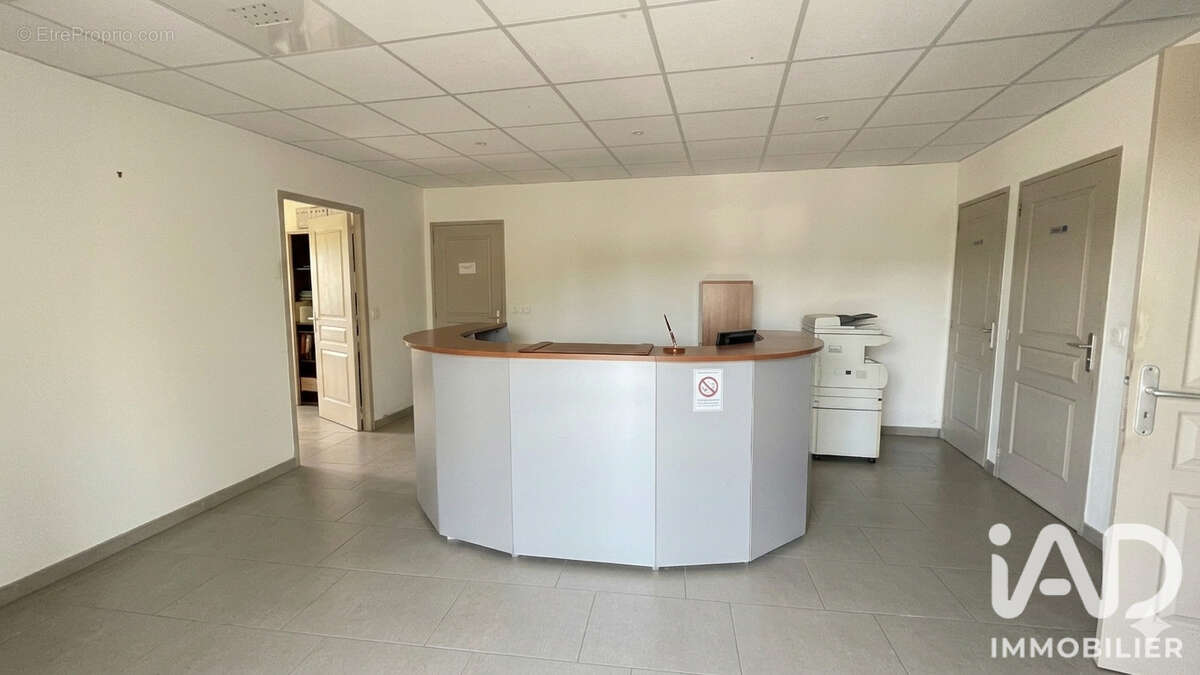 Commerce 323 m² à Saint-Jean-Brevelay  - photo 4