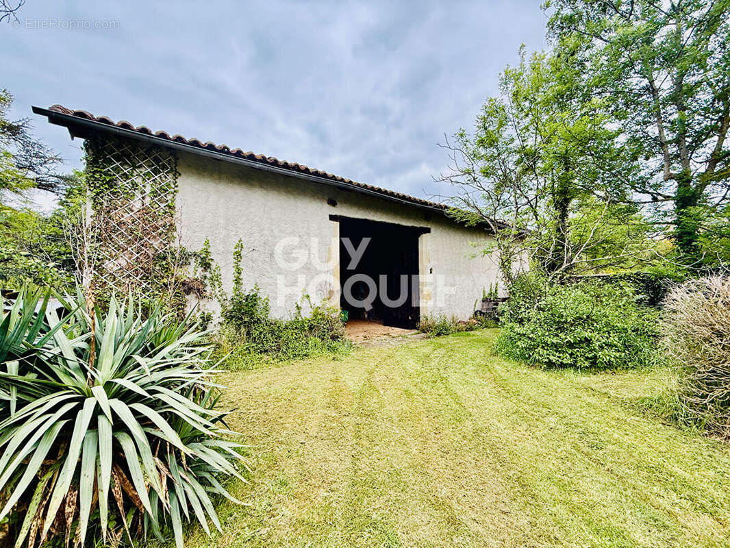 Maison à SERMENTIZON