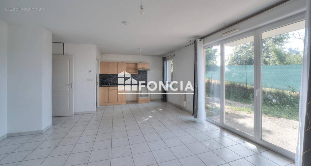 Appartement à PERON