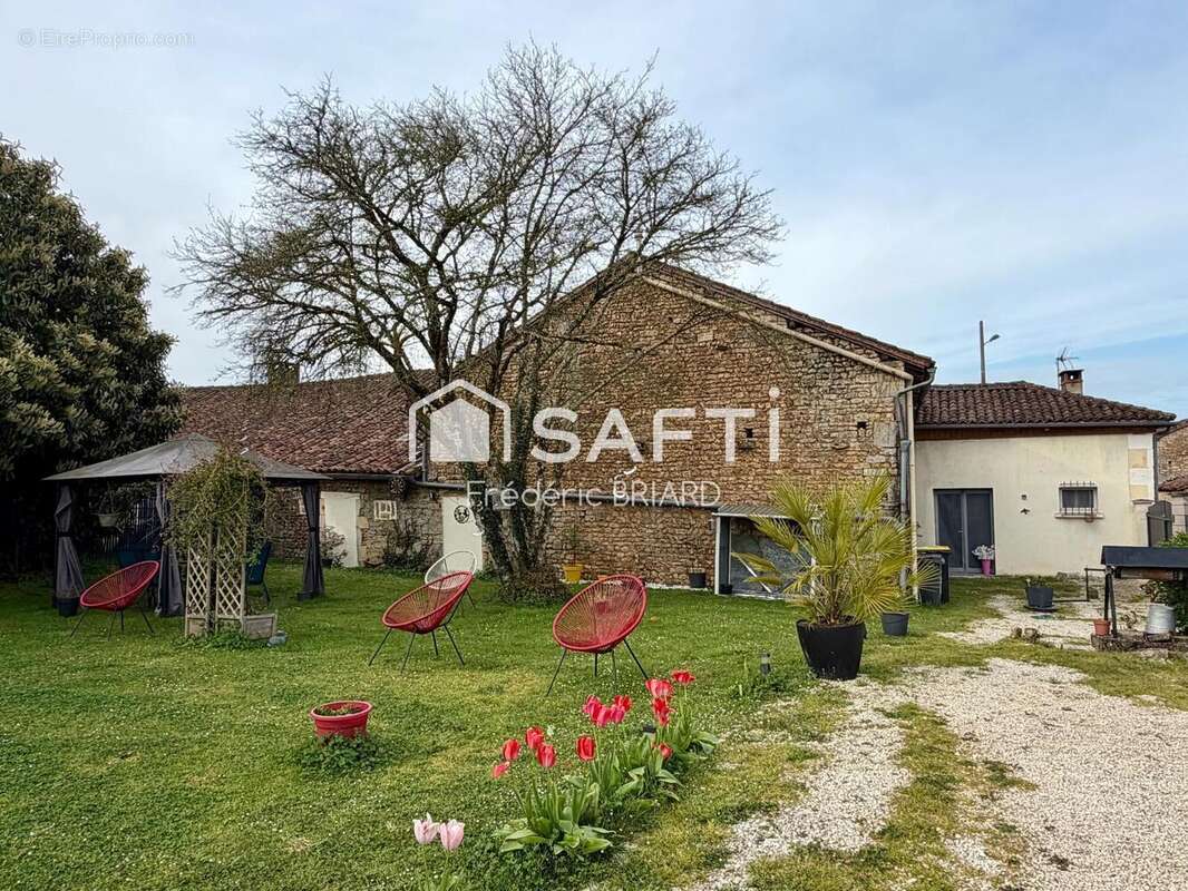 Maison 105 m² à Genouille  - photo 2