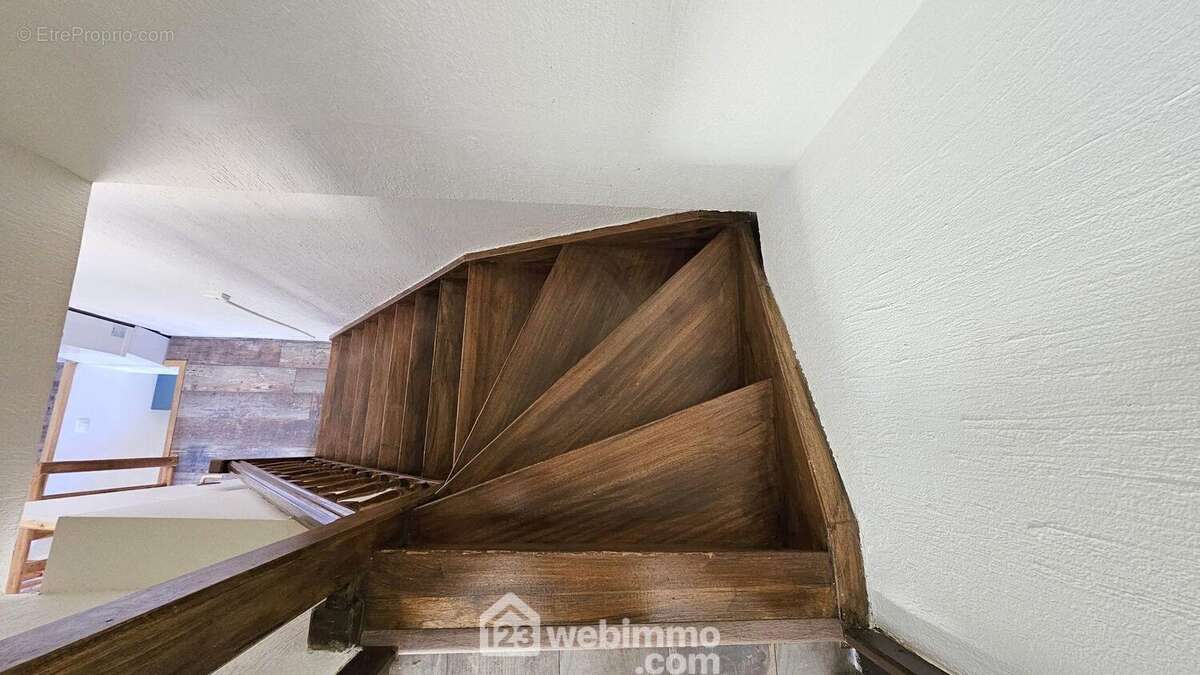 Direction le 2ième étage... - Maison à ECHARCON