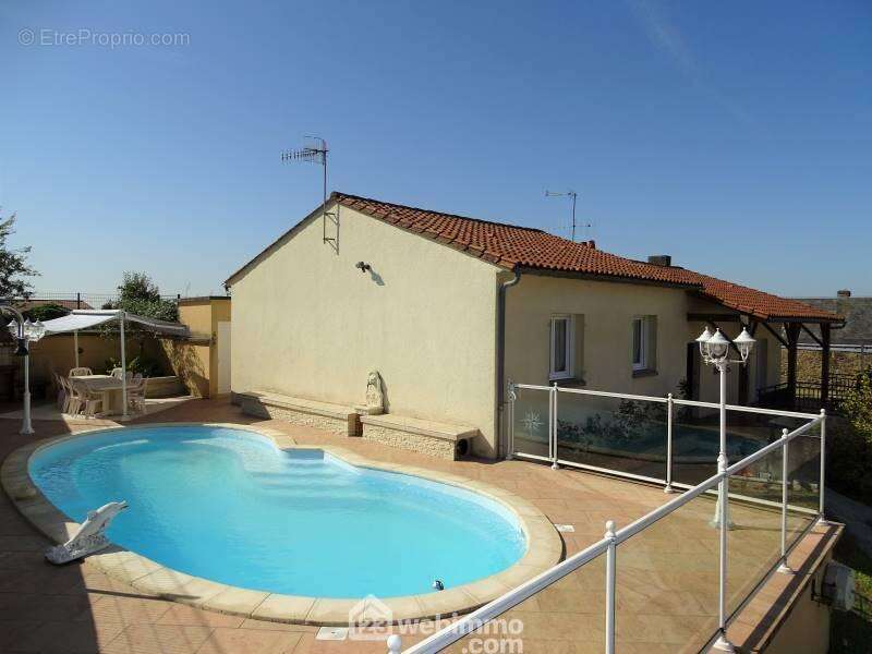 Située à POUZAUGES, cette maison familiale de 116 m² avec piscine vous propose : - Maison à POUZAUGES