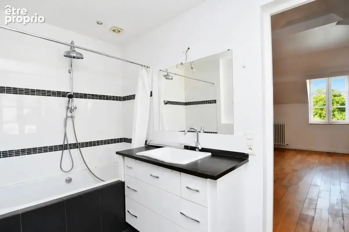 BOUGIVAL - CENTRE-VILLE  - Charmante propriété de 2 maisons, idéale pour deux familles ou avec une activité professionnelle - photo 11