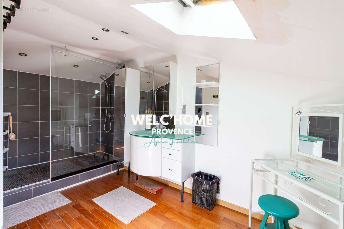 Salle d&#039;eau Niveau 1 - Maison à AIX-EN-PROVENCE