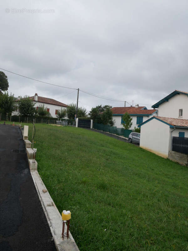A vendre - Arcangues - Terrain constructible de 689 m2 - Viabilisé et borné . - photo 2