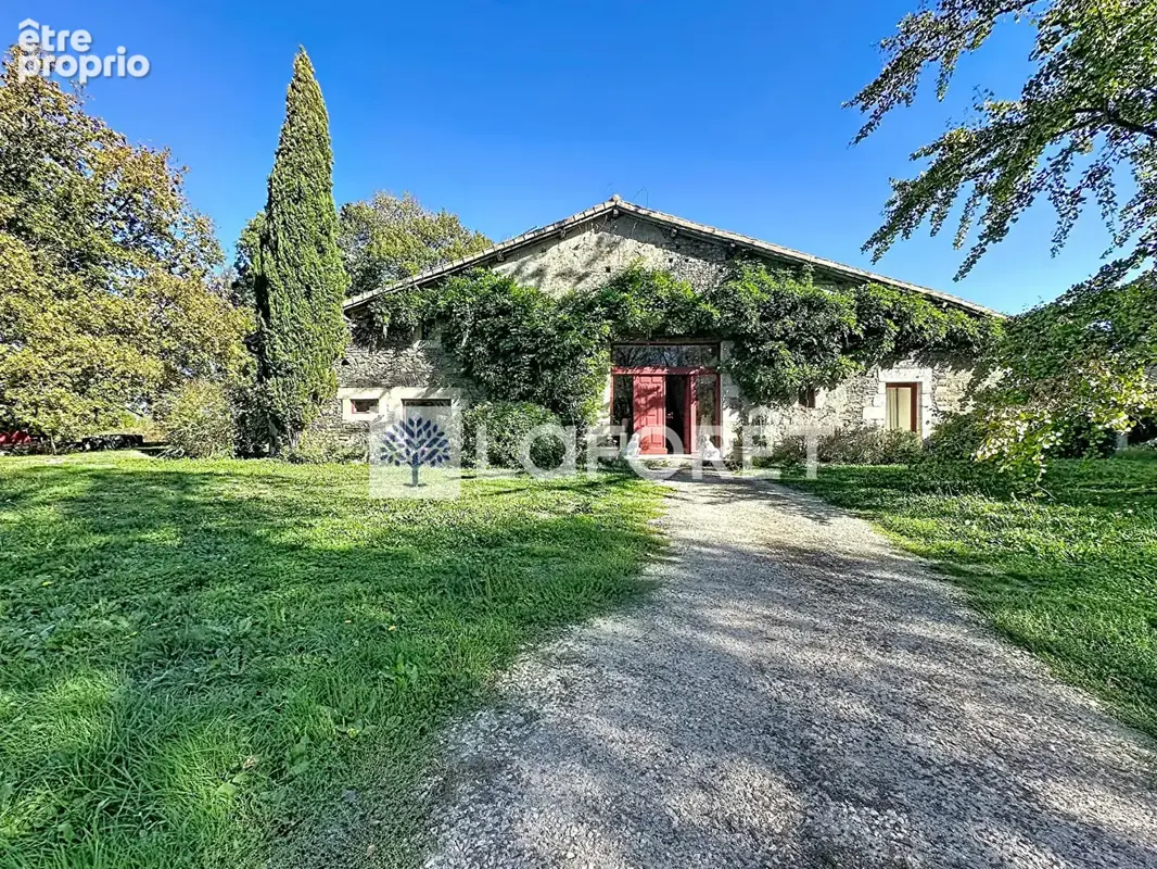 Ensemble immobilier de caractère à champdeniers - photo 1