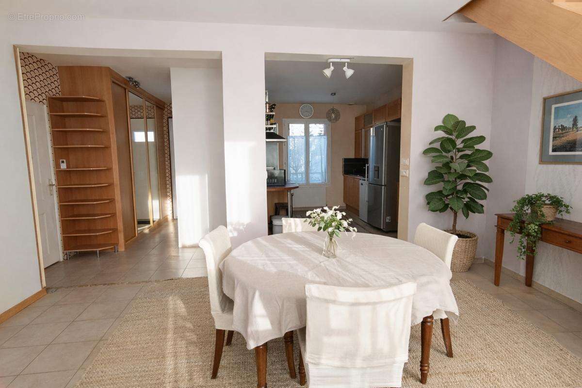 Maison à VARENNES-JARCY