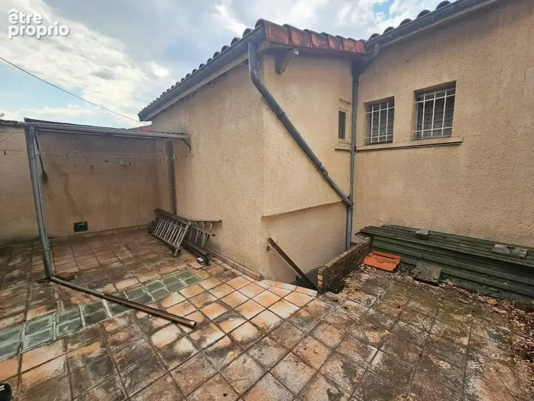 Maison à rénover – 2 chambres - Extérieurs - Garage - Pont-du-Château (63) - photo 4