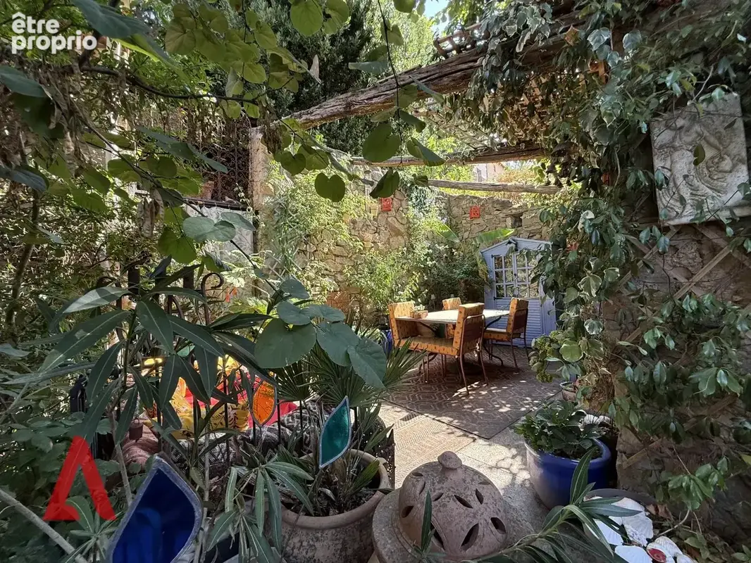 Charmante maison en pierre avec plusieurs chambres, jardin luxuriant et plusieurs terrasses - photo 2