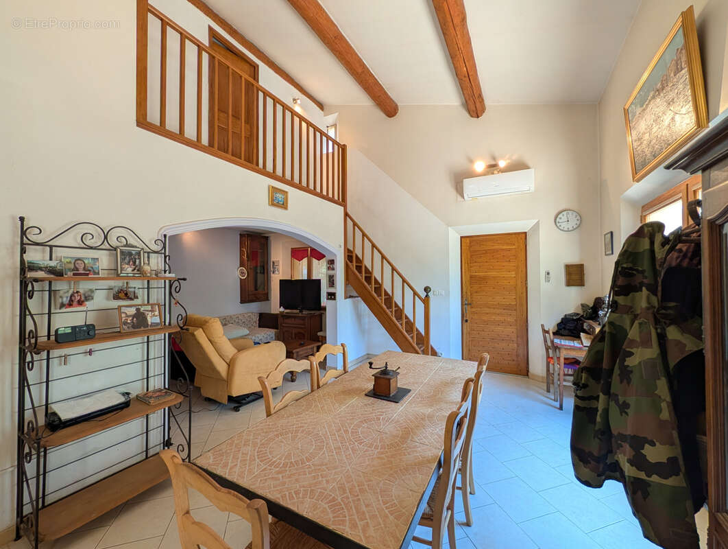 Maison de 90 m2 à Saint-Martin-de-la-Brasque avec garage et jardin - photo 2