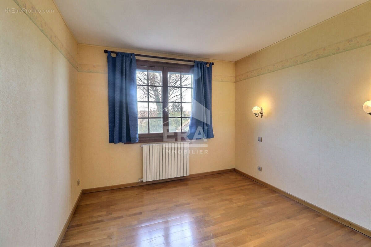 Maison à ENTRAIGUES-SUR-LA-SORGUE