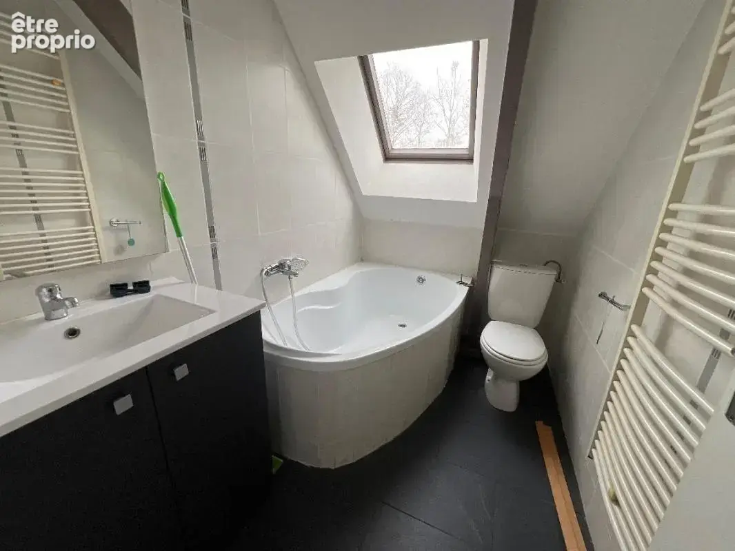 Maison familiale de 140 m² - 5 chambres ou 4 chambres + 1 bureau - Superbe terrain de 1 550 m² - Fort potentiel - photo 6