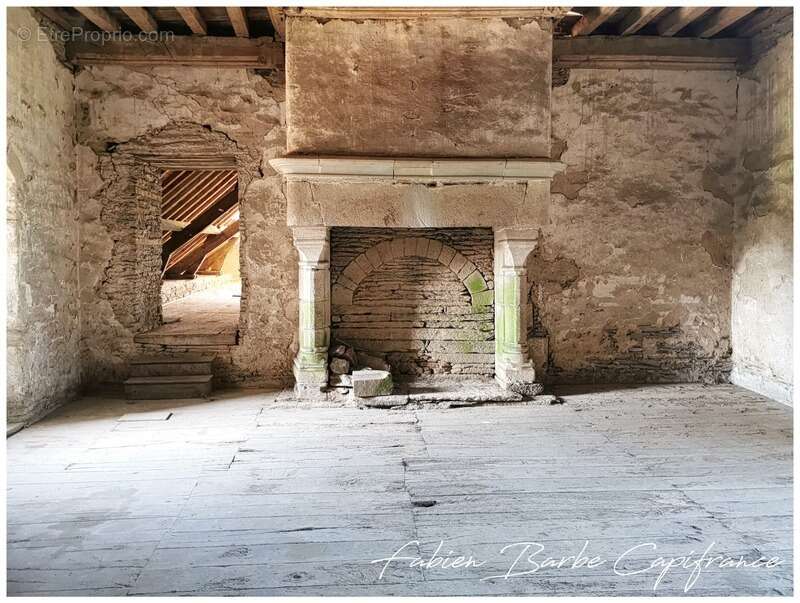 Maison à NEANT-SUR-YVEL