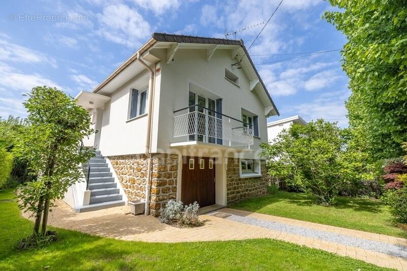 Maison à SAINTE-GENEVIEVE-DES-BOIS