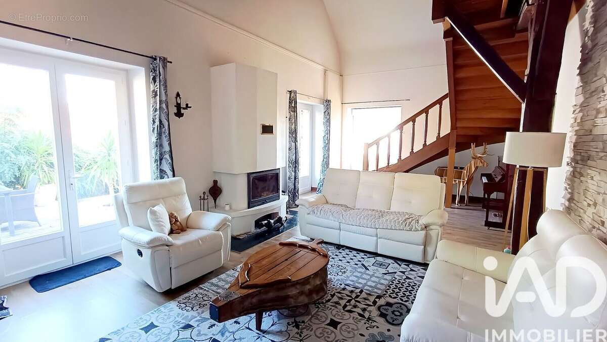 Maison 222 m² à Saint-Genou  - photo 2