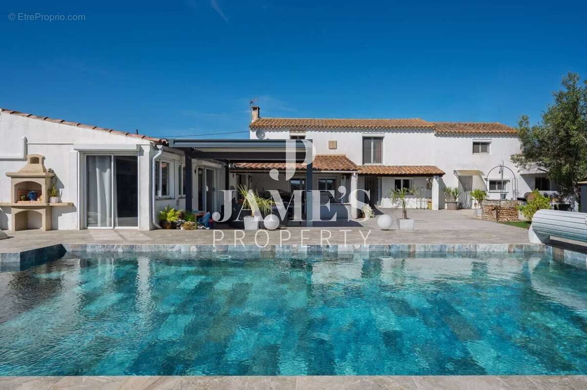 Maison 159 m² à Arles  - photo 2
