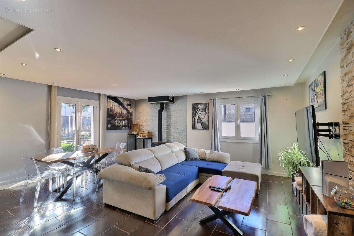 Maison à VEZERONCE-CURTIN