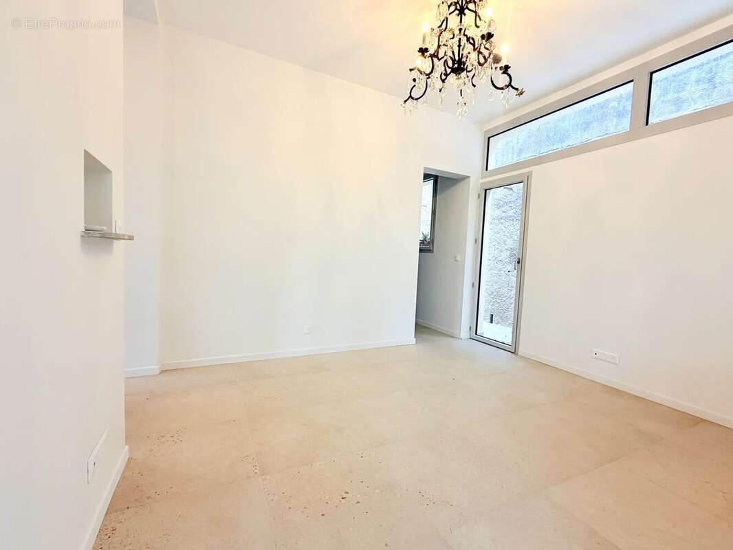  NICE BON VOYAGE – Maison individuelle rénovée d'environ 102 m² habitables avec deux appartements, terrasses, jardin et petit ga - photo 10