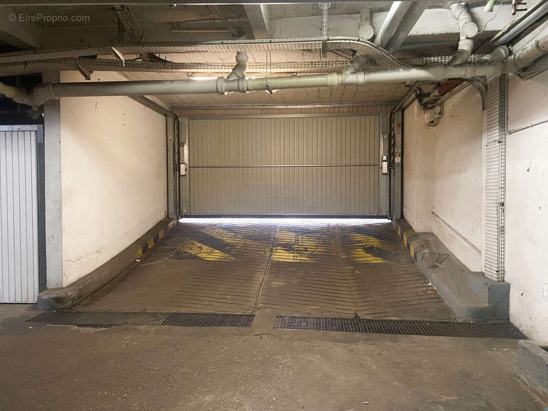 Parking à PARIS-15E