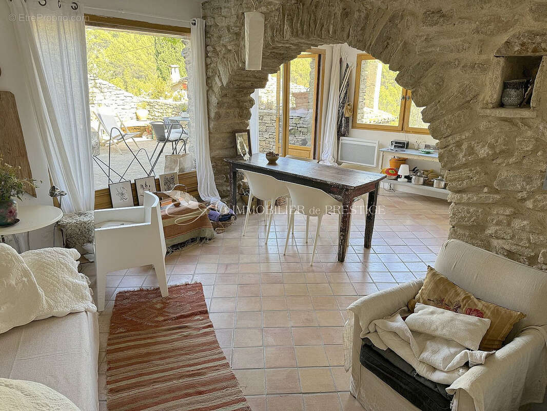 En exclusivité, à Saumane de Vaucluse, une maison d'artiste - photo 5
