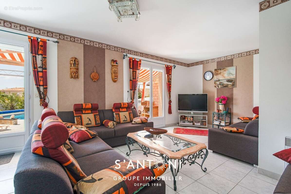 MEZE - Maison de plain pied sur un grand terrain avec piscine - photo 5