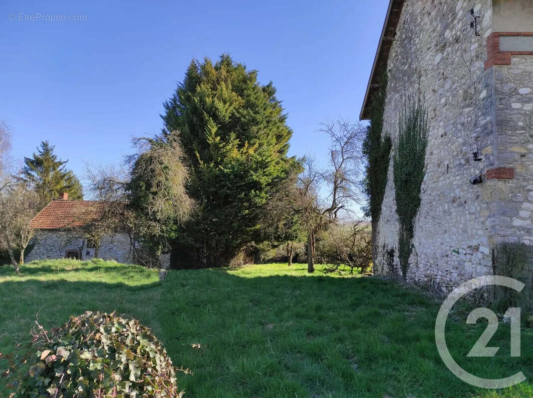 Terrain à CHAMPLAT-ET-BOUJACOURT