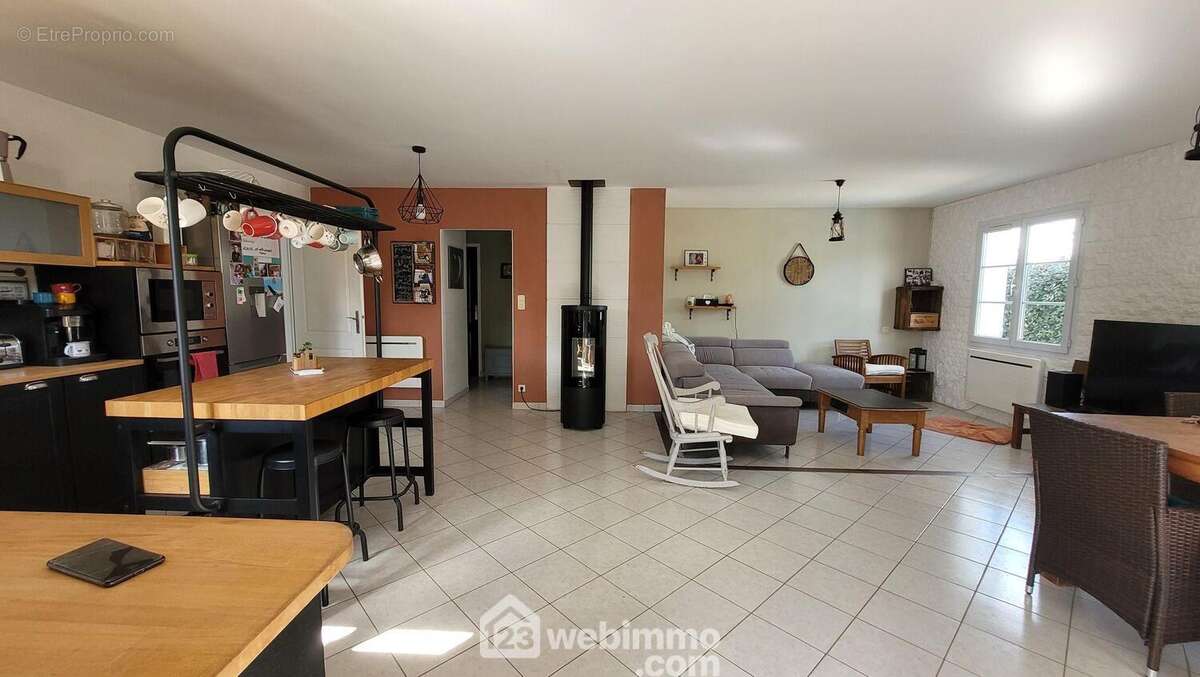 Une pièce de vie de 42m² avec son poêle à granules - Maison à LA JONCHERE