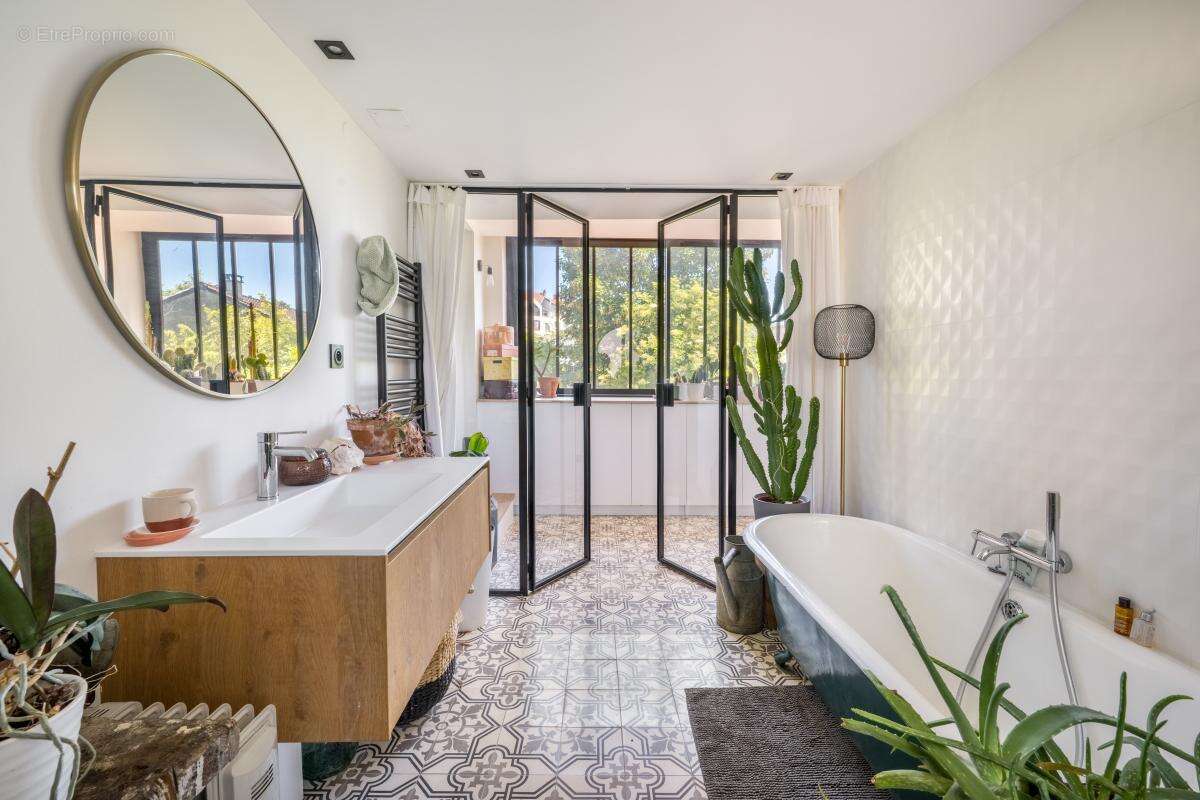 Magnifique maison rénovée avec dépendance au Coeur de Montchat - Coup de coeur assuré ! - photo 15
