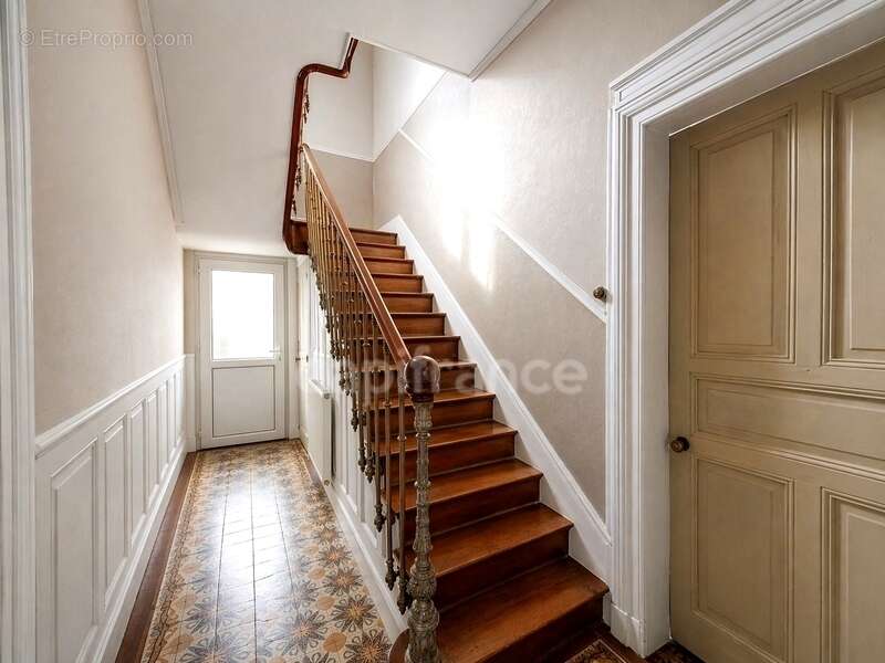 Albert – Élégante maison bourgeoise de 230 m² avec garage, cave et extérieur sans vis-à-vis - photo 10