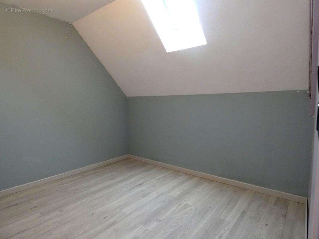 Maison de 119m2 avec 5 chambres, sur un magnifique terrain de1 794m2 : 3 garages, hangar, possibilité gîte ! - photo 10