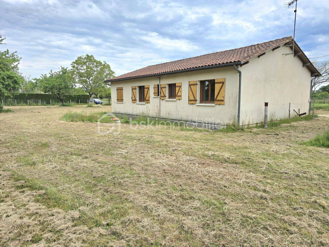 Pavillon 2 chambres (possibilite 3) sur un terrain constructible de 3 237 m2 !!! - photo 3