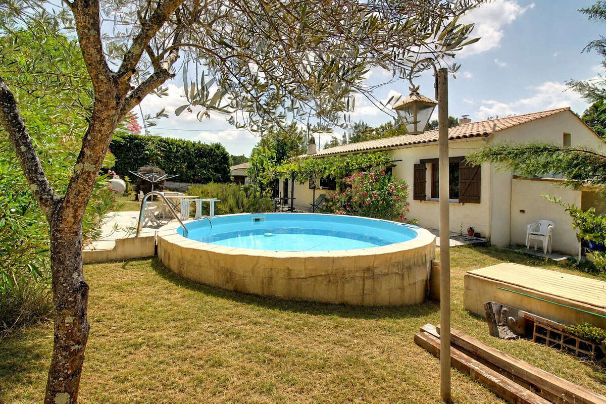 A VENDRE FLAYOSC Maison de plain-pied 100 m² Piscine Garage sur 2644 m² de terrain - photo 2