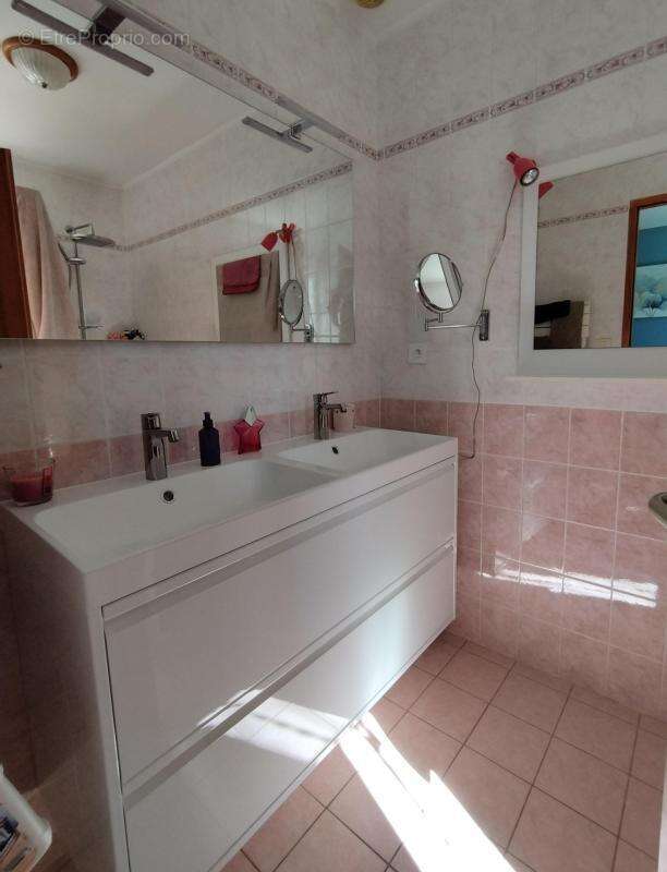 Charente, à Vars, maison de plain pied de 137 m², 4 chambres, véranda, piscine, garage et terrain clos 1002 m² - photo 10