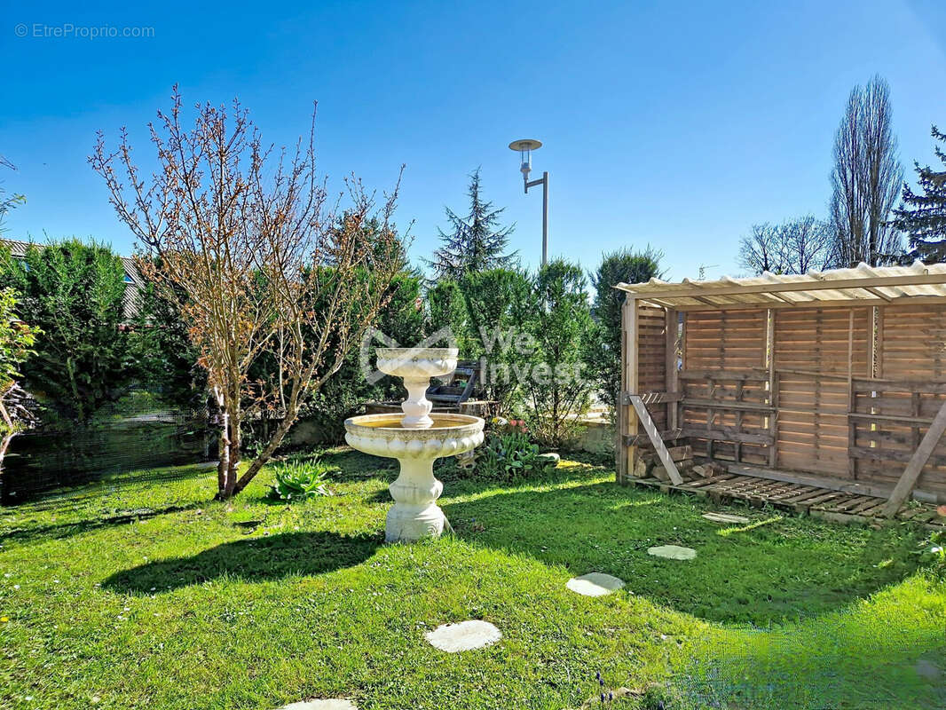 Jardin entrée - Maison à VILLENEUVE-LE-COMTE